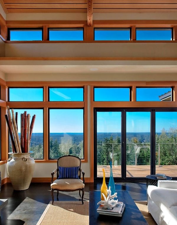predný dom s veľkým oknom v severozápadnom Pacifiku, vysoké okná