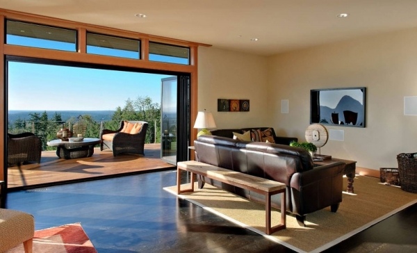 dom s veľkými oknami na tichomorskej severozápadnej otvorenej terase