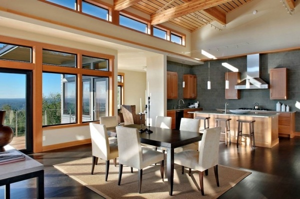 dom s veľkými oknami v severozápadnej tichomorskej jedálni