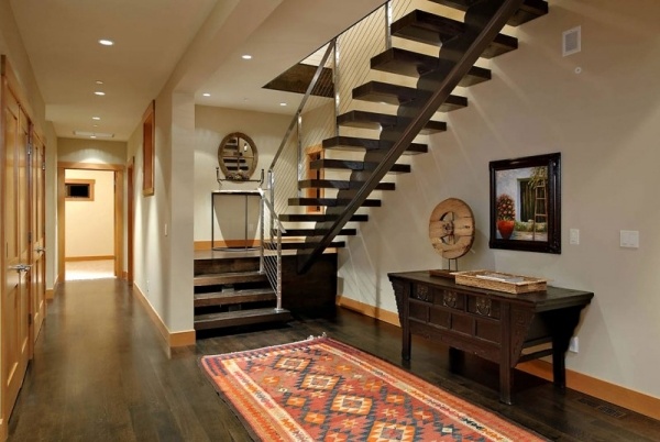 dom s veľkými oknami v severozápadnom pacifickom drevenom schodisku