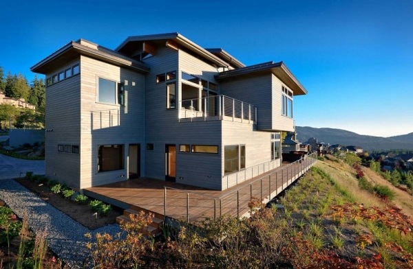 dom s veľkými oknami na severozápadnom Pacifiku zvonku