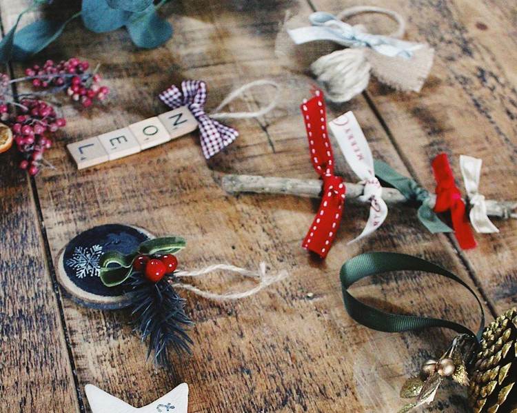 Menovky na darčeky Tinker vyrobené z dreva a tabule na Vianoce