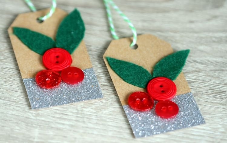 Vyrobte si darčekové visačky s gombíkmi a ozdobnou stuhou a plsťou