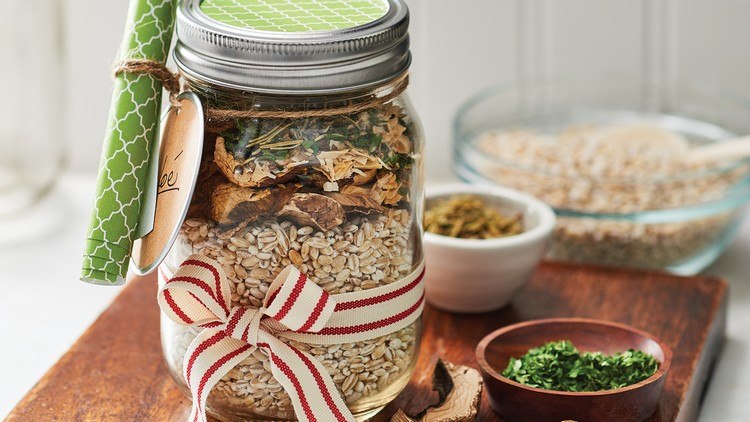 Rizoto ako dar zabalíme do dózy.Vrstvíme suché suroviny