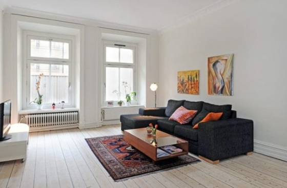 Orientálny koberec alebo koberec koberec ako svadobný dar orientálny koberec-drevená podlaha-čierny nábytok