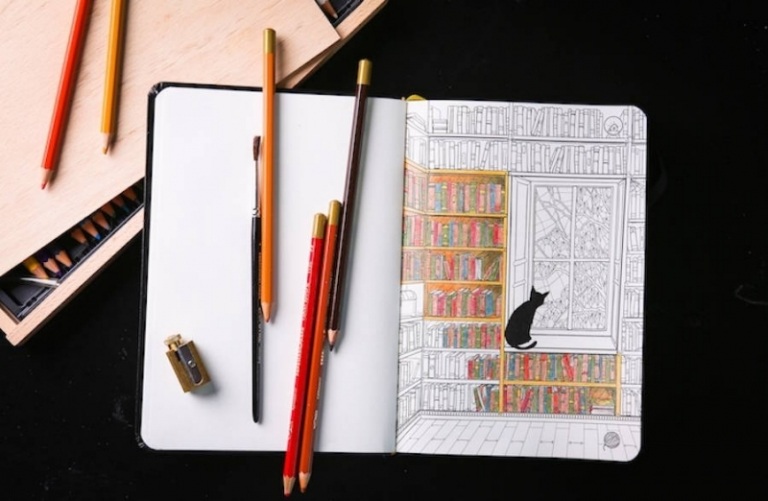 darček-nápad-priateľ-notebook-farebné ceruzky-kreatívne-zamestnanie-mačka-knižnica