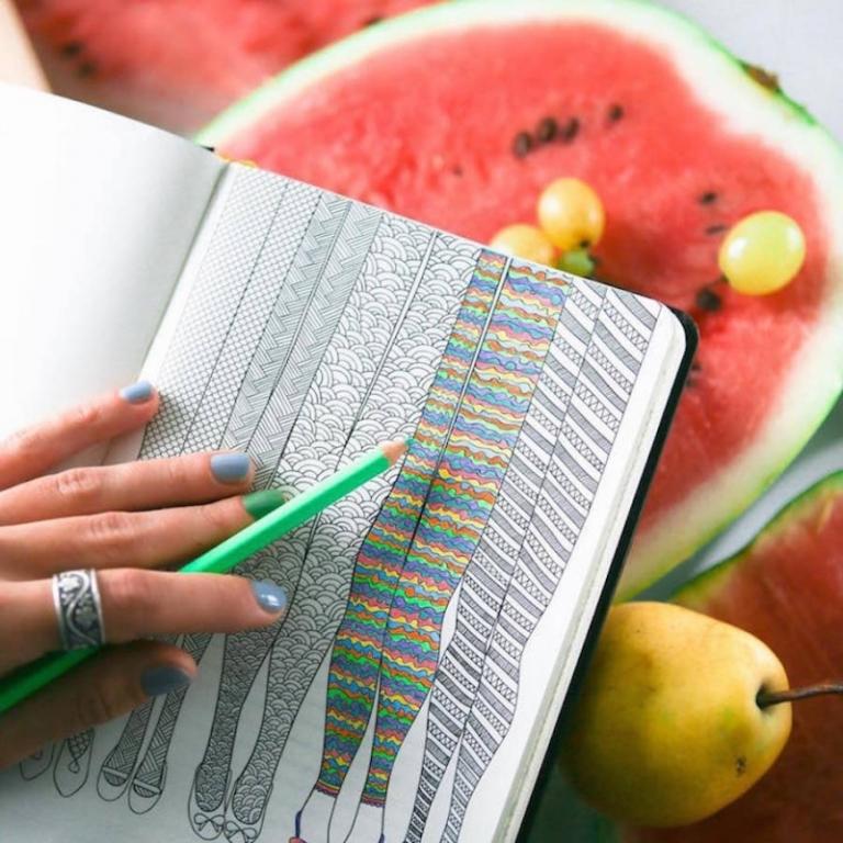 nápady na darčeky-priatelia-notebook-farebné ceruzky-ilustrácie-kresby-ručná-hrušková-melón
