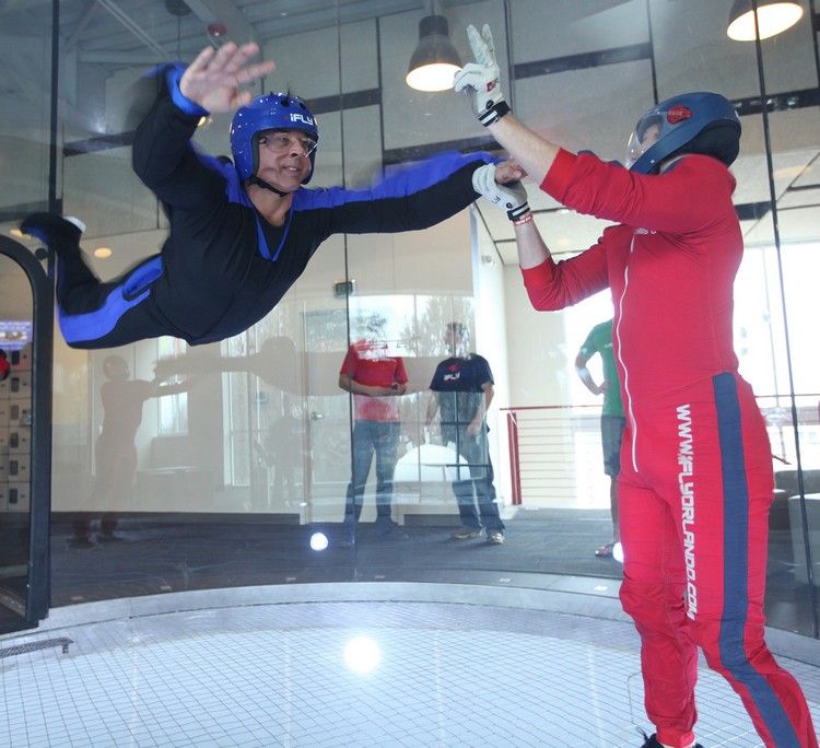 Vnútorný dobrodružný darček pri parašutizme nápady na darčeky-muži-vianočné-dobrodružné-darčeky-indoor-parašutizmus