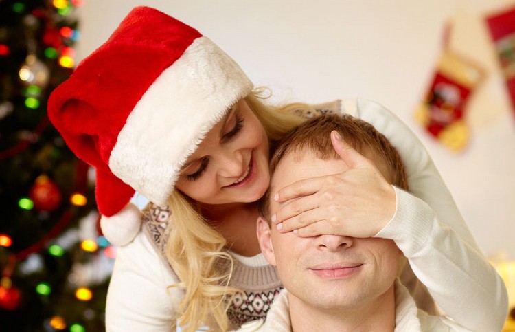 Manželka robí manželovi prekvapenie nápad na darček-vianoce-muži-prekvapenie