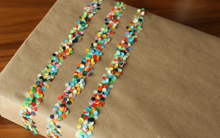 Ozdobte darčekové balenie k narodeninám farebnými konfetami drotár darčekové balenie farebné konfety lepidlo dekorácia narodeniny