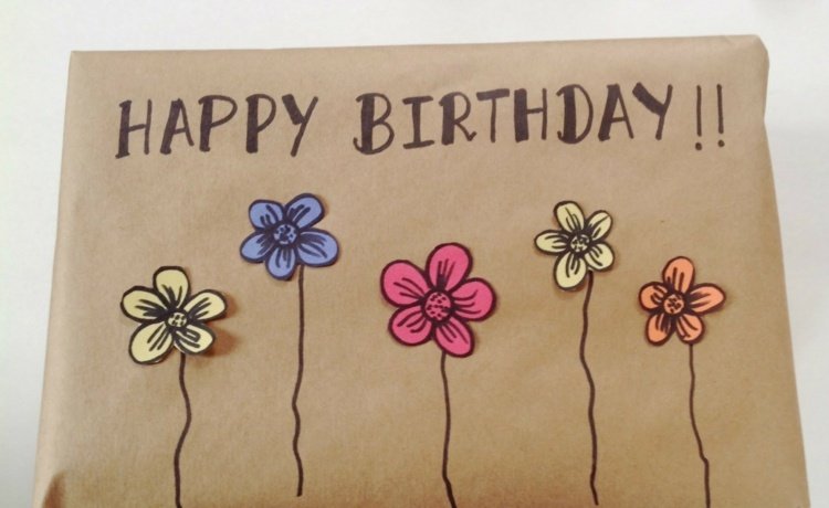 Remeslá používajúce jednoduché techniky - papierové kvety drotár darčekové balenie farebné kvety papier farby rezanie narodeninové prekvapenie