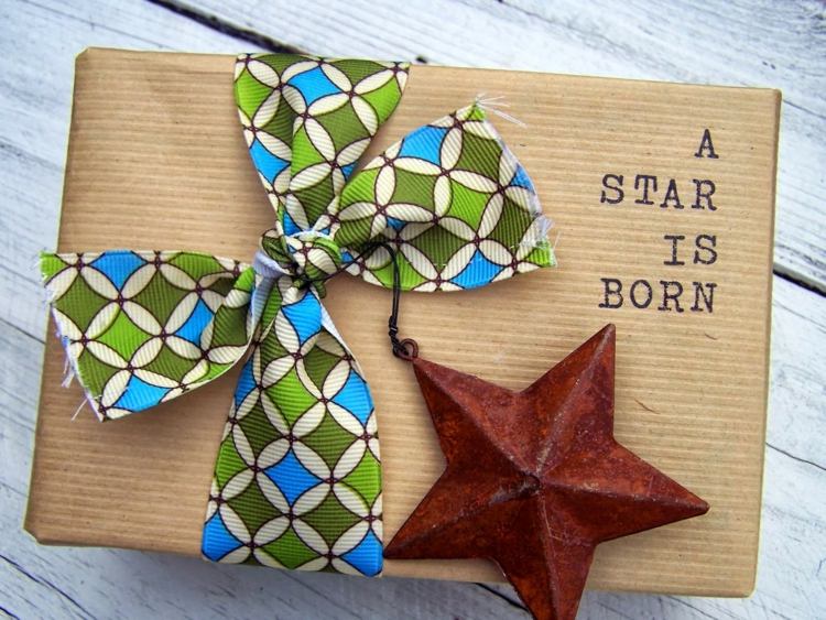 Drotaná mašlička ako ozdoba má retro vzor darčekové balenie drotárska stuha retro vzor prívesok hviezda kov hrdza