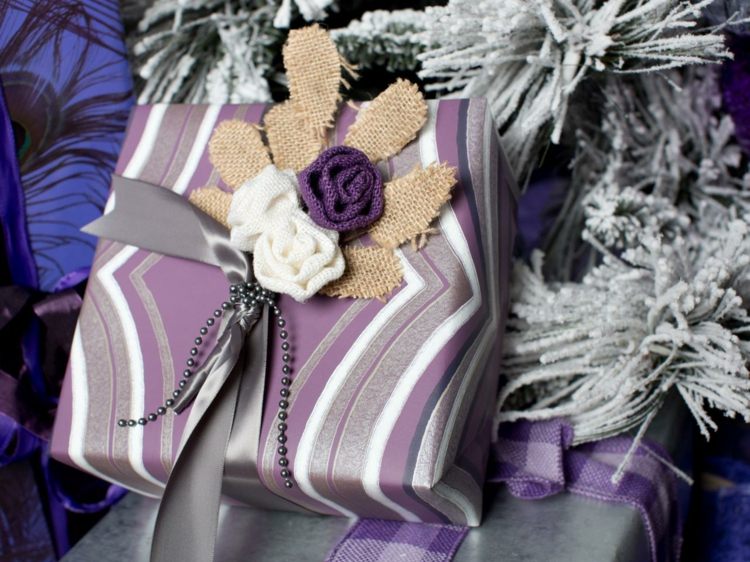 Vyrobte ruže z textilu na darček, zabalené v elegantnom baliacom papieri drotár darčekové balenie elegantný nápad fialové strieborné ruže textil