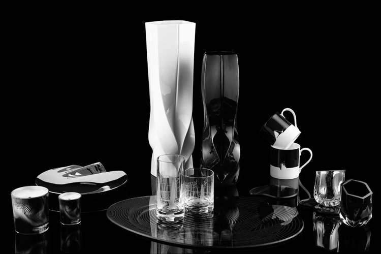 Sada riadu a dekorácie na stôl v čiernej a bielej farbe Sada riadu -zaha-hadid-porcelán-sklenené-stolné-dekorácie-3d