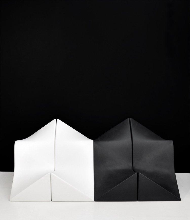 Sada soli a korenia v čiernej alebo bielej hre Z-Play Sada riadu -zaha-hadid-porcelánová-trepačka-čierno-biela