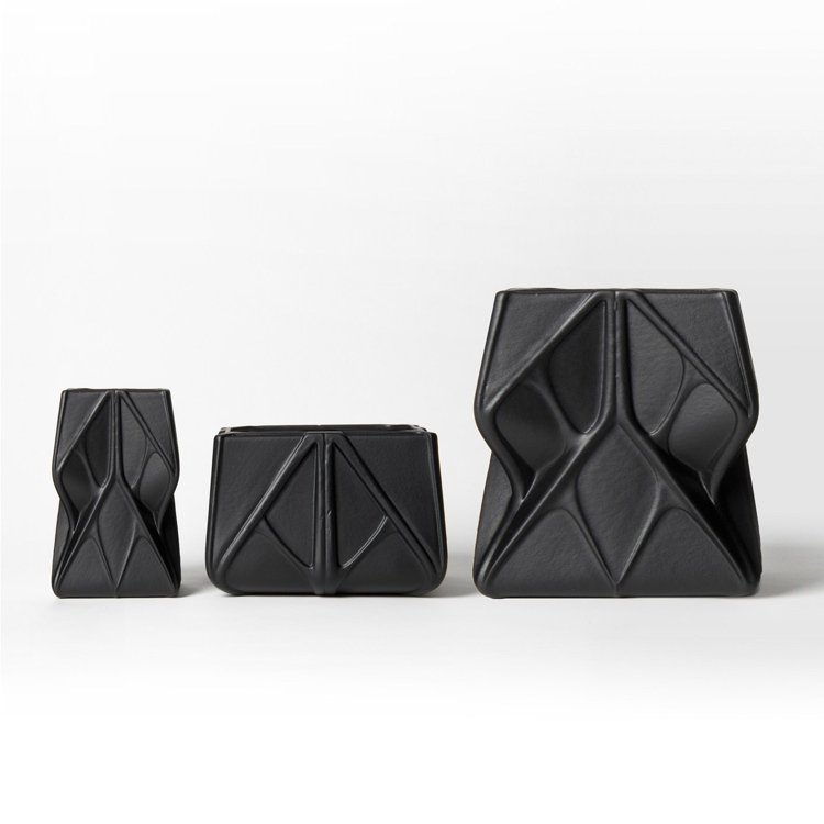 Dizajnový jazyk typický pre Zaha Hadid Designs - sviečky „Prime“ Sada riadu -zaha-hadid-porcelán-dekorácia-stolíka-vázy-lampáše