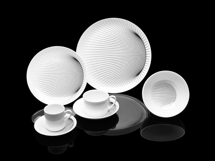 Sada riadu „Illusion“ v bielej farbe s 3D efektom nádoba-sada-zaha-hadid-porcelán-biely-tanier-šálka