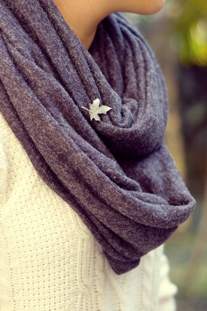 pletená šatka s brošňou ako módny doplnok purpurovo zafarbená šatka s brošňou