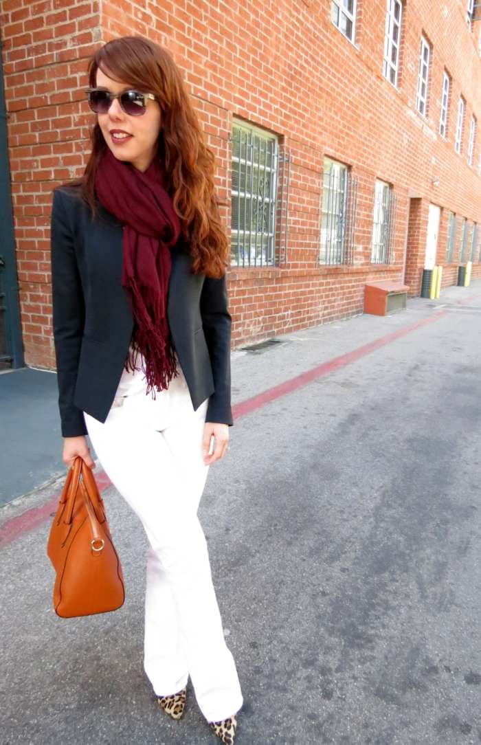 s bielymi nohavicami a čiernym sakom super-farba-bordová-červená-šatka