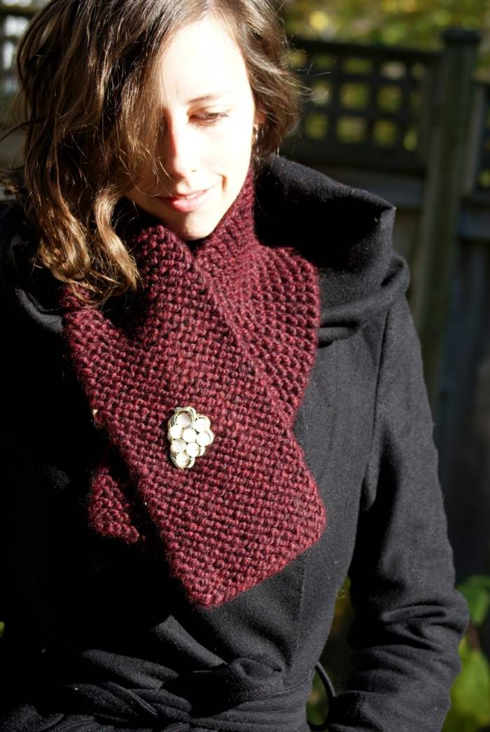 Nosenie bobuľového červeného šálu s brošňou Pletená šatka v zime