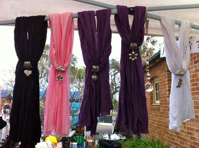 jemné šatky módne farby so šperkami Šál-so-šperkom-metalickým vzhľadom