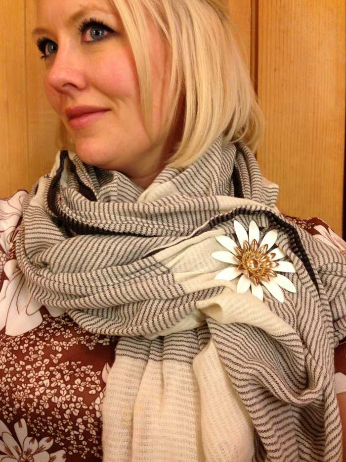 Akcent na brošňové módne šatky Nosenie šatky s brošňou