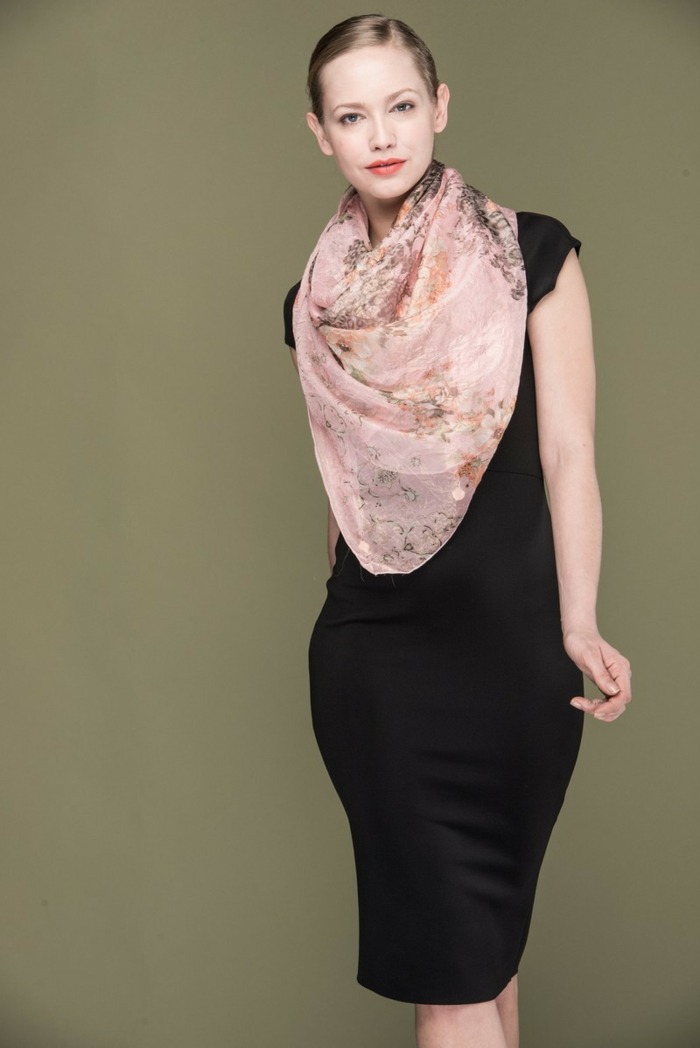 ako látku noste jemný hodváb s kvetinovým vzorom Vzor šatky s kvetmi