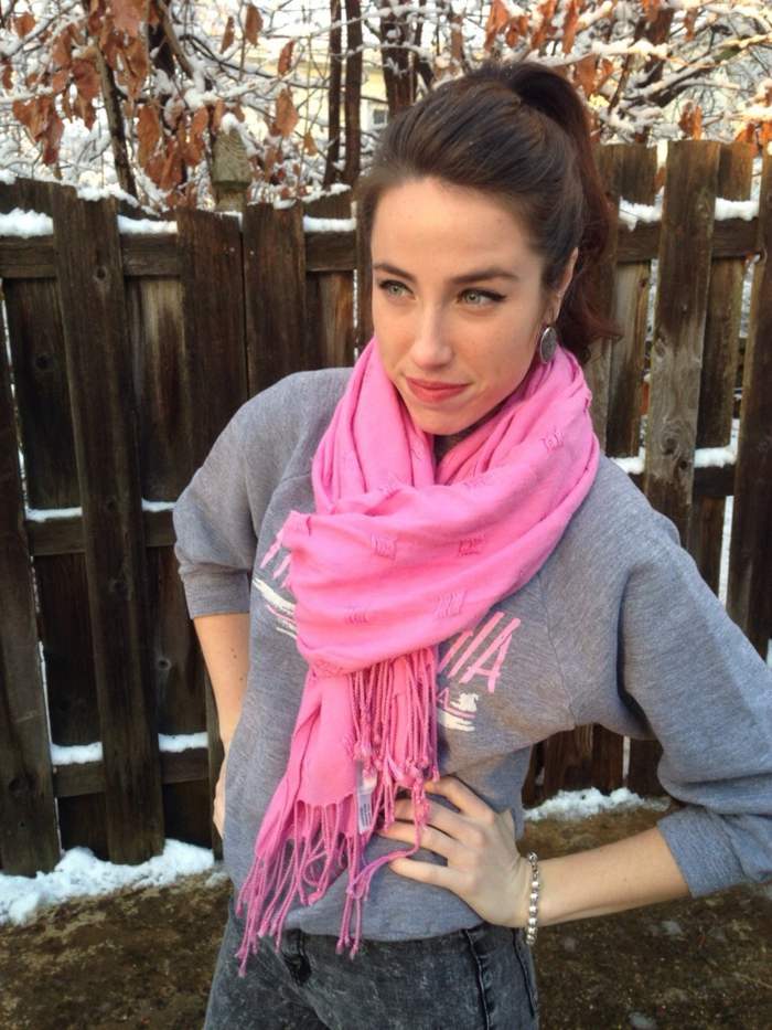 Ružový šál na sivej športovej blúzke ružový šál džínsy legíny sveter