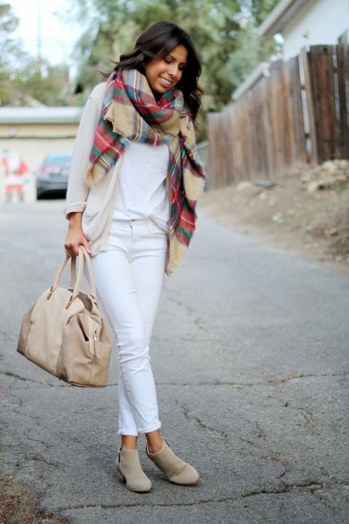 elegantná károvaná šatka s bielym oblečením svetlá-čln-károvaná-šatka-kabelka