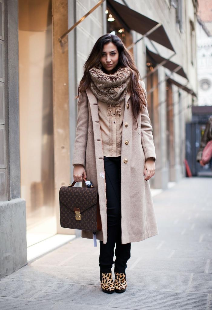 Šál ako golier vyrobený z kožušiny v chladných zimných dňoch vzorovaný-šatka-na-nosenie-tmavý-outfit