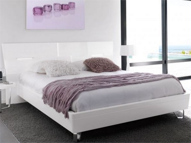 veľkorysá manželská posteľ s kovovými nohami a poťahom čalúnenia biela-ALISA Manželská posteľ-kovové nohy-čalúnenie-poťah-biela-moderná-ALISA