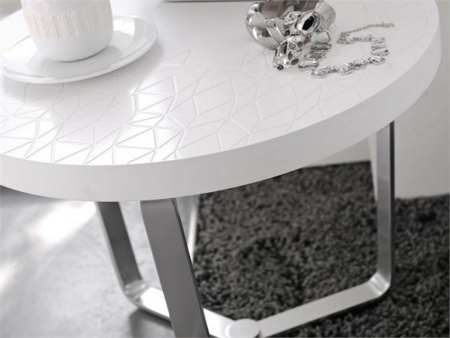 Nočný stolík s doskou z kovového rámu vyrobený z lakovaného dreva drevo-lakovaný-biely-bočný-stolík-textúra-spálňa-nábytok-dizajn