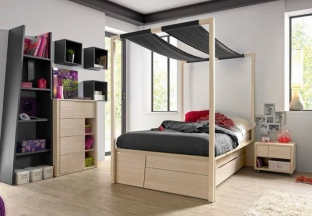 Posteľ s baldachýnom s dreveným rámom Nástenná skrinka CAMEO v čiernej farbe Čierna baldachýn na posteľ s baldachýnom-drevený rám-skriňa CAMEO-asymetrický dizajn