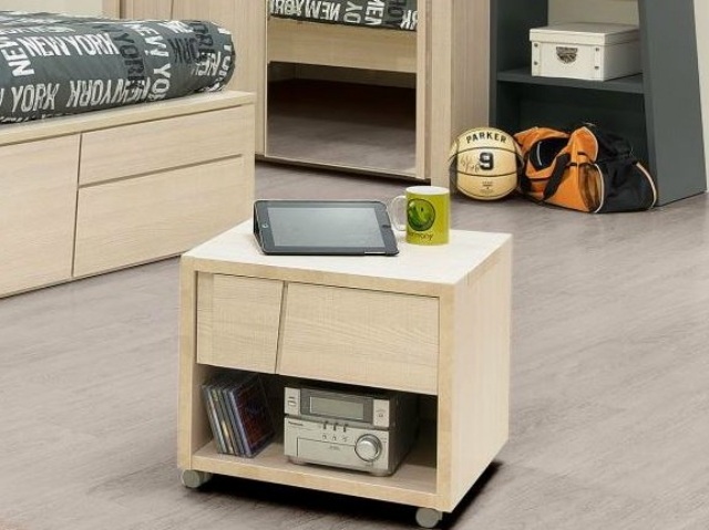 malý nočný stolík s kolieskami-séria z ľahkého dreva a kameňa do spální Drevený-malý-nočný stolík-s-kolieskami-cameo-spálňou-doplnkový nábytok