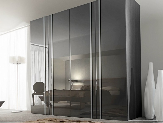 Moderná šatníková skriňa s posuvnými dverami s lesklými prednými lakmi-ODUT šatník-lesk-lak-čelá-gautier-posuvné-dvere-ODEA