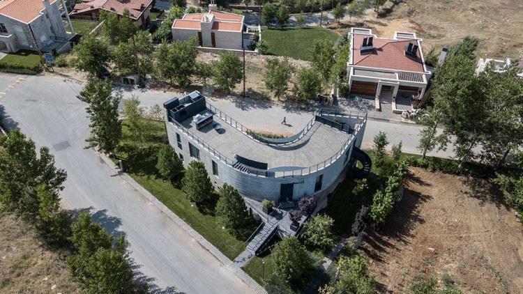 zakrivená betónová strešná terasa domu