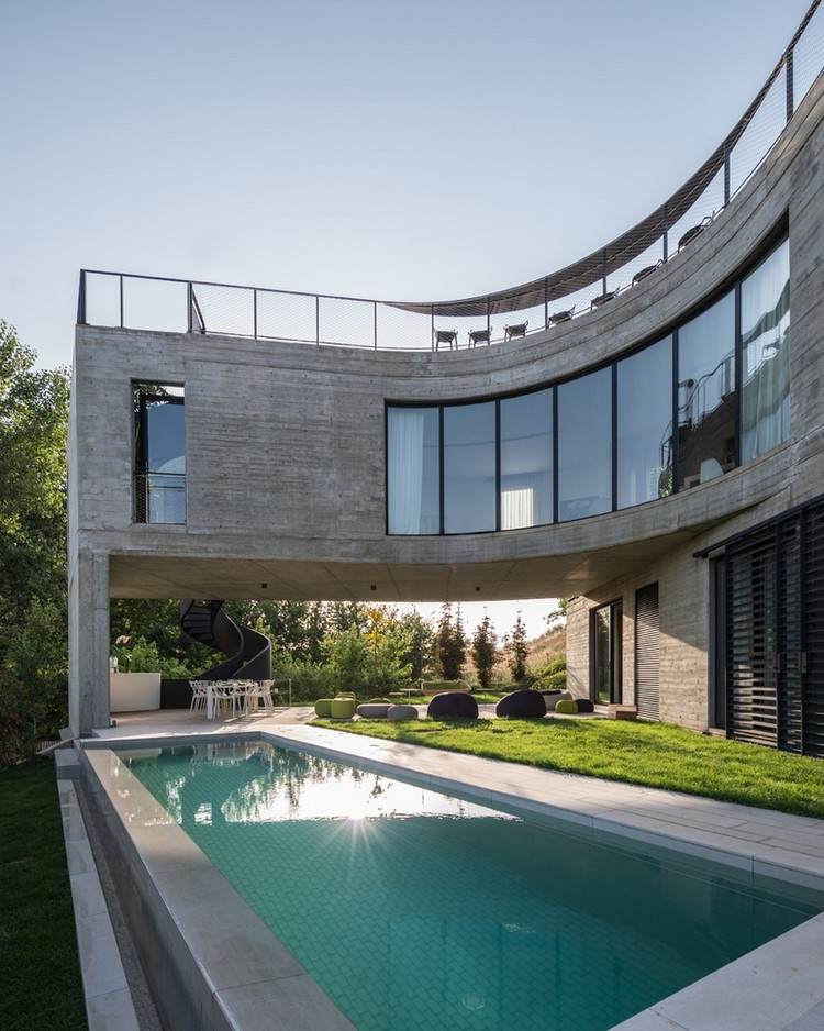 betónový dom klenutá fasáda zábavné plochy prázdninový dom