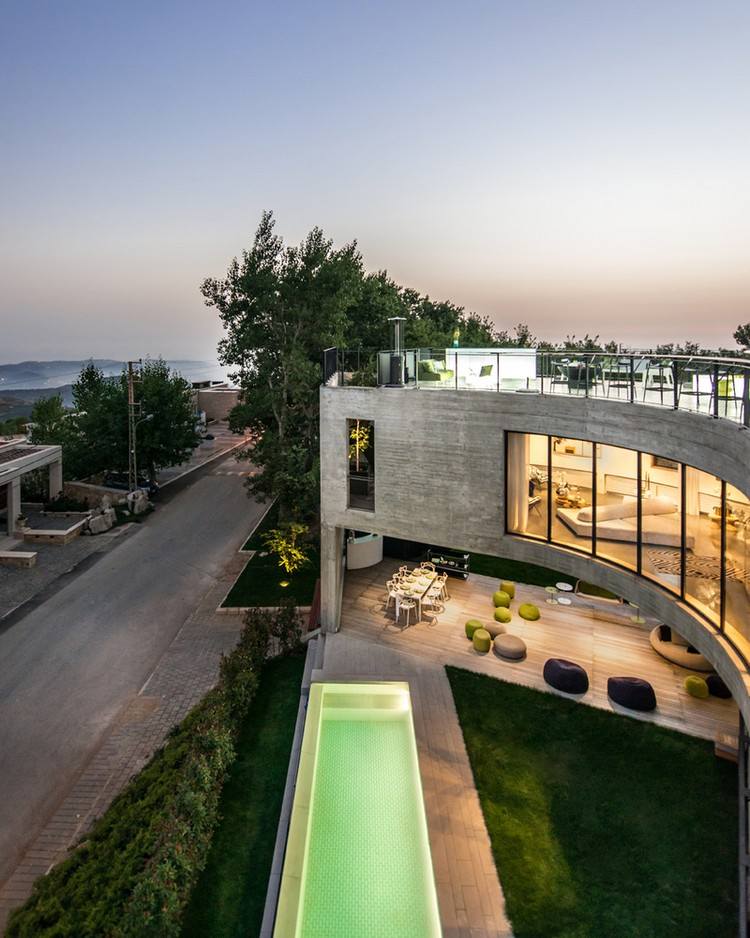 zakrivený betónový dom obrázok okenný bazén