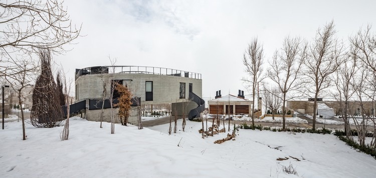 klenutý betónový fasádny dizajn domu na prázdniny