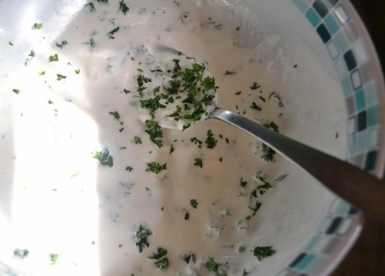 Pleťová maska pre citlivú pokožku s petržlenovou vňaťou a tvarohom maska na tvár-kvark-urob si sám-petržlen