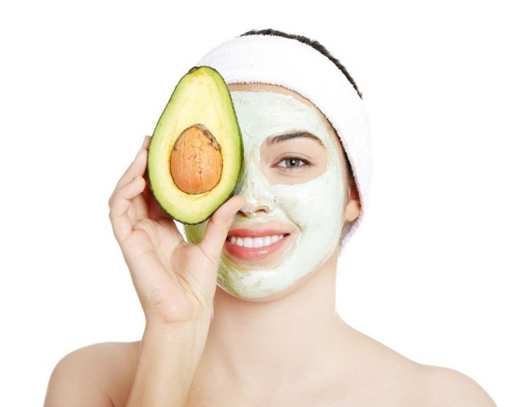 Pyré a rozmixujte avokádo a tvaroh Avokádová maska na tvár-kvark-urob si sám-avokádo