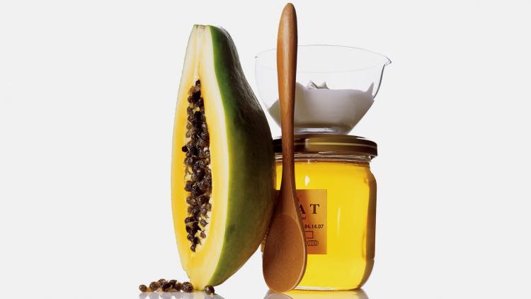 Pleťová maska s tvarohom a papájou pre sviežu pleť Pleťová maska-kvark-papája-med-olivový olej-mix-nechajte-pôsobiť-ingrediencie