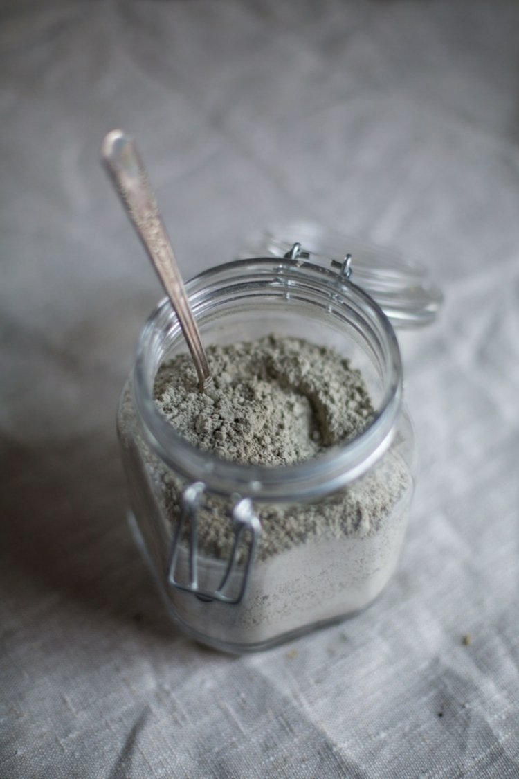 Vyrobte si vlastnú liečivú hlinenú pleťovú masku pre citlivú a suchú pokožku