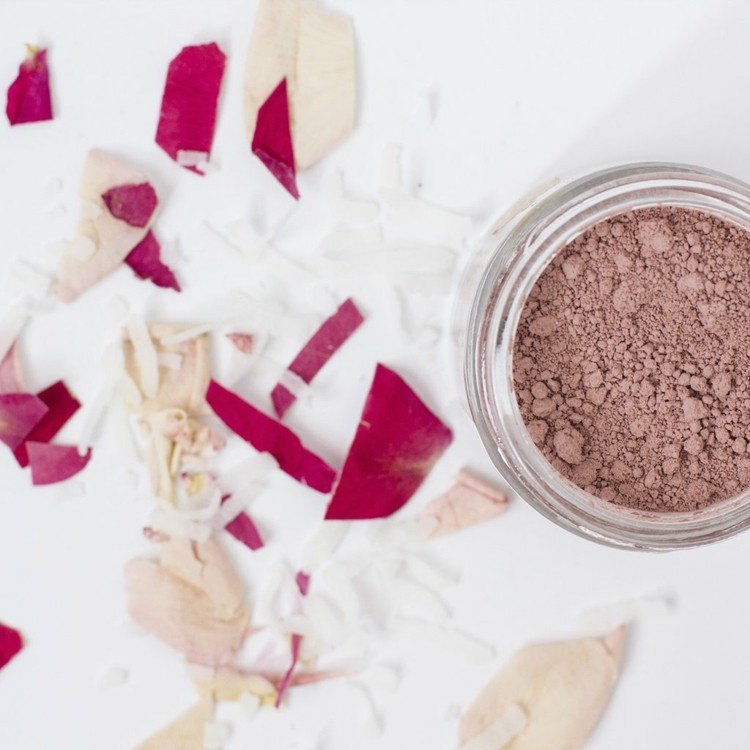 DIY maska na tvár prírodné prísady vlastnosti efektu ružovej liečivej hliny