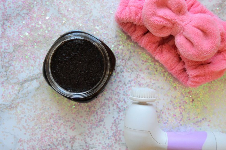 Vyrobte si pleťovú masku z kávovej usadeniny, medový olivový olej