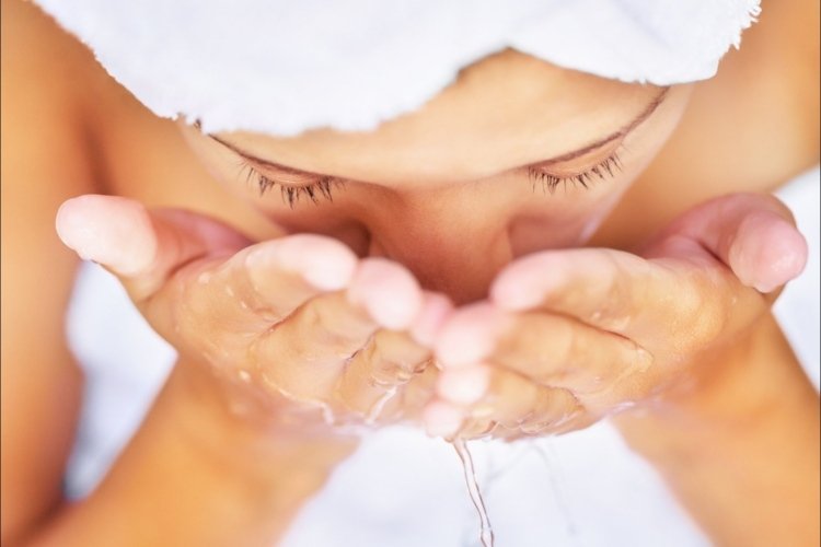 Peeling nechajte niekoľko minút pôsobiť a opláchnite vodou Urobte si to sami-odlupovanie tváre-zmývanie