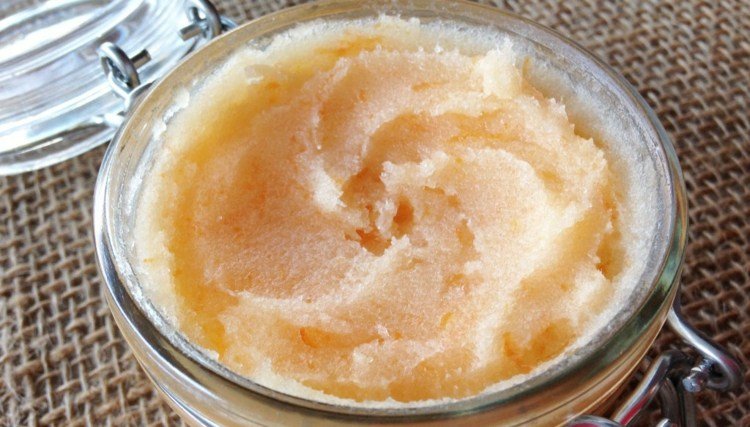 Pleťový peeling vyrobený z kokosu, oleja a cukru Urob si sám peeling na tvár-kokosový olej-cukor-nápad-krása