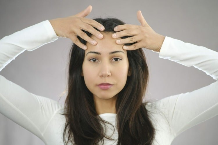 Predchádzajte vráskam na čele hladkými pohybmi prstami