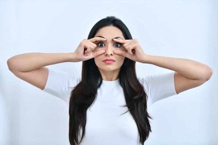 Zvislé viečka zmenšujte cvičením a masážami pre oči