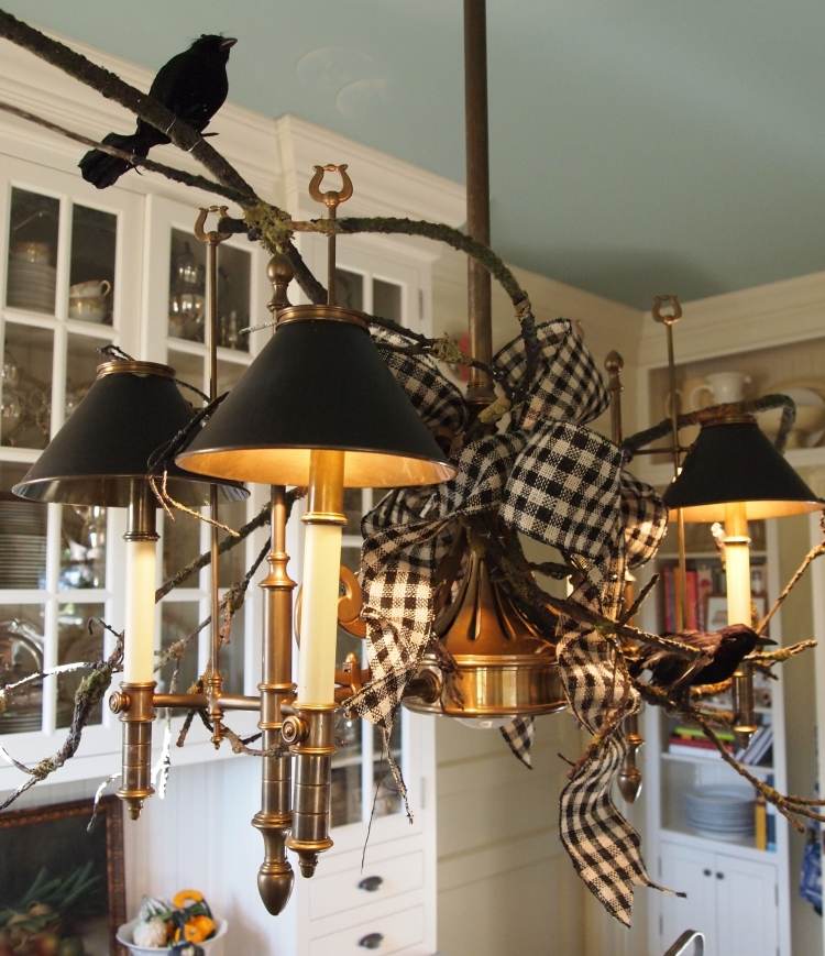 halloween-dekorácia-havrany-luster-čierno-biele-kovové-tienidlo